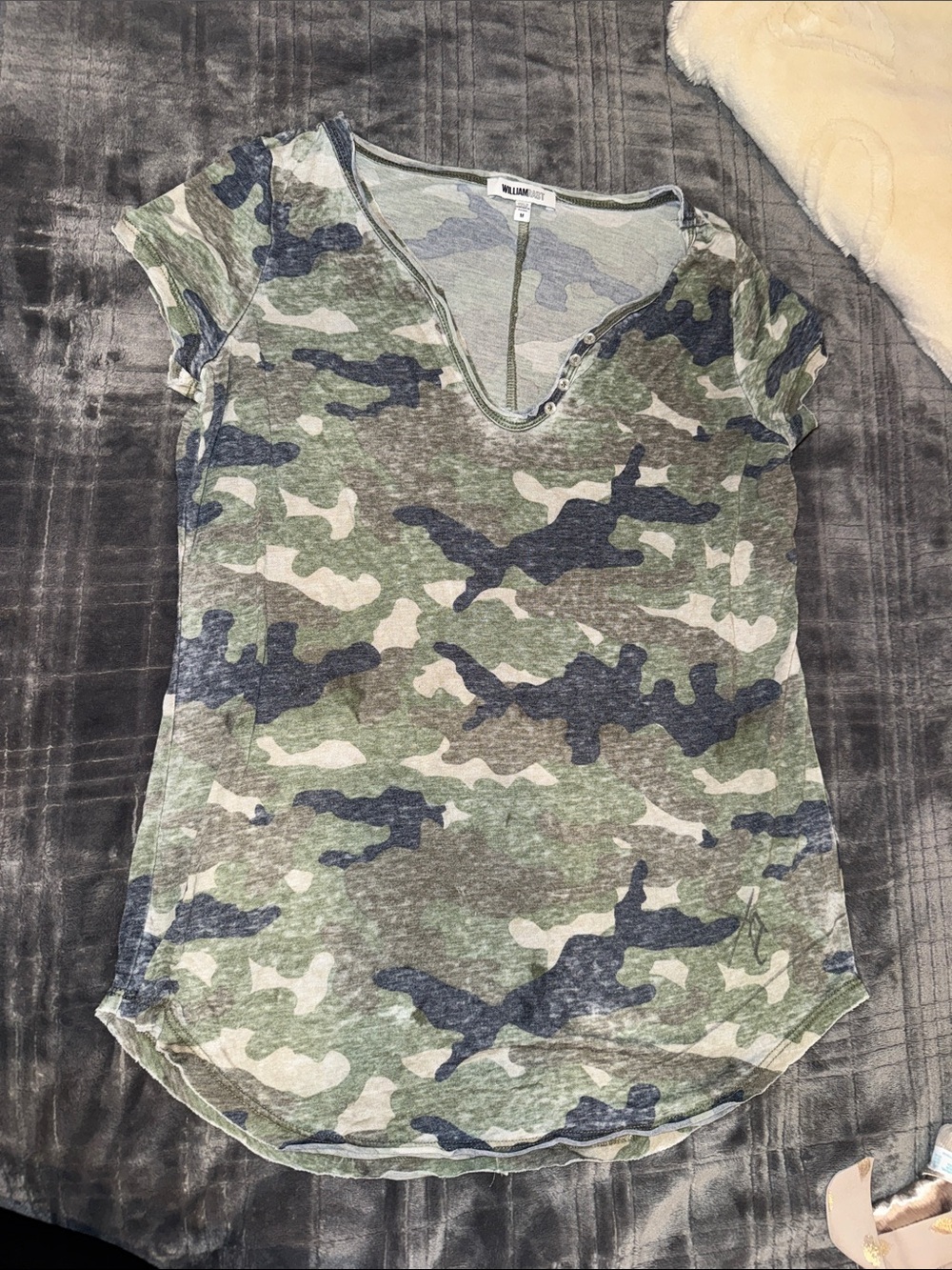 William Rast Camo Short Sleeve V-Neck Top M